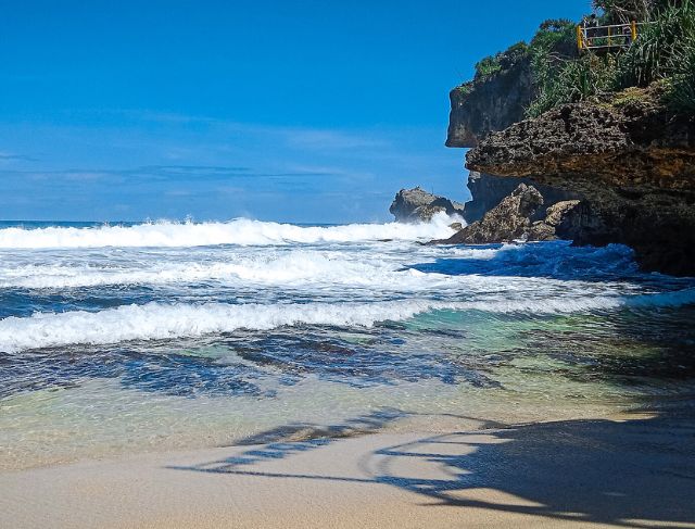 Pantai Ngobaran Gunung Kidul Jogja dengan Pura di Tepi Laut