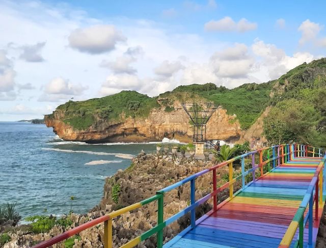 Review Gesing Wonderland Gunung Kidul di Tepi Tebing Laut Selatan