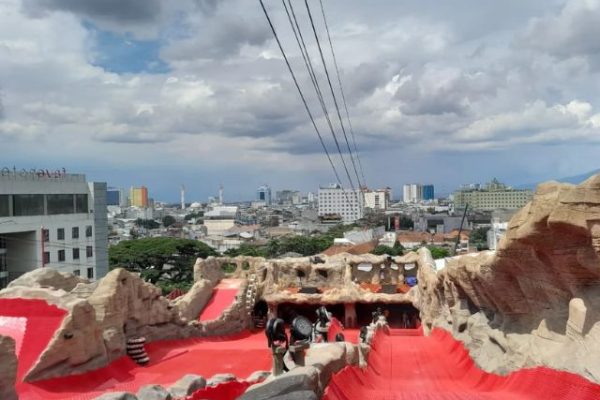 Review Wahana Flying Fox Rooftop dan Slide Skyward Project Bandung 2026