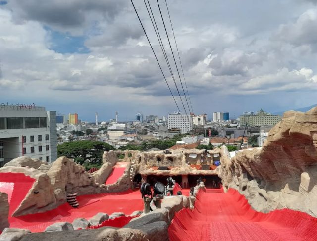 Review Wahana Flying Fox Rooftop dan Slide Skyward Project Bandung 2026