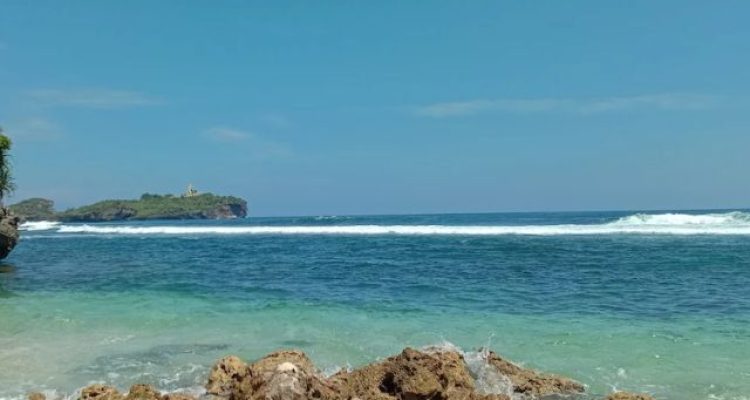 Wisata Pantai Sadranan Gunung Kidul Jogja