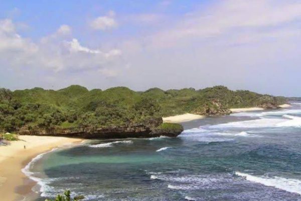 Pantai Drini Gunung Kidul Jogja, Wisata Pantai Pasir Putih dengan Pulau Karang dan Spot Foto Instagramable Pantai Drini Gunung Kidul Jogja, Wisata Pantai Pasir Putih dengan Pulau Karang dan Spot Foto Instagramable