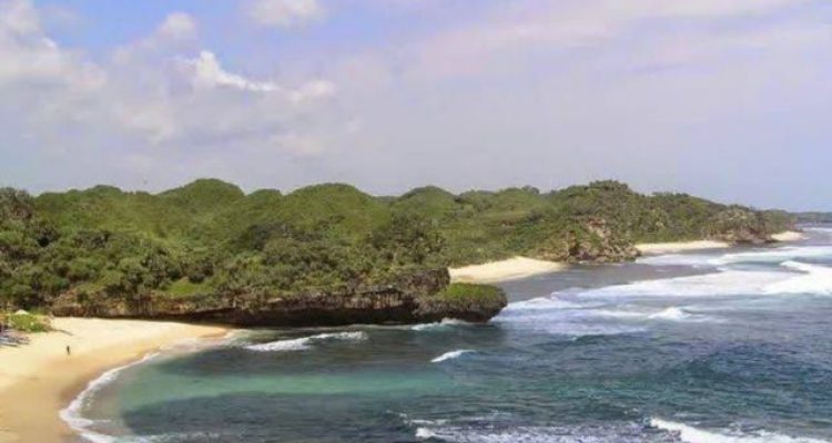 Pantai Drini Gunung Kidul Jogja, Wisata Pantai Pasir Putih dengan Pulau Karang dan Spot Foto Instagramable