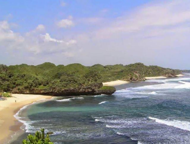 Pantai Drini Gunung Kidul Jogja, Wisata Pantai Pasir Putih dengan Pulau Karang dan Spot Foto Instagramable
