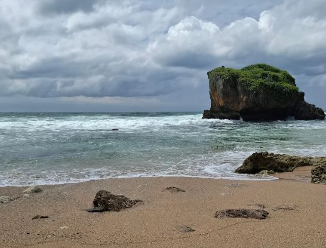 Pantai Watu Kodok Gunung Kidul Jogja, Rekomendasi Pantai Sepi untuk Camping dan Healing di Yogyakarta