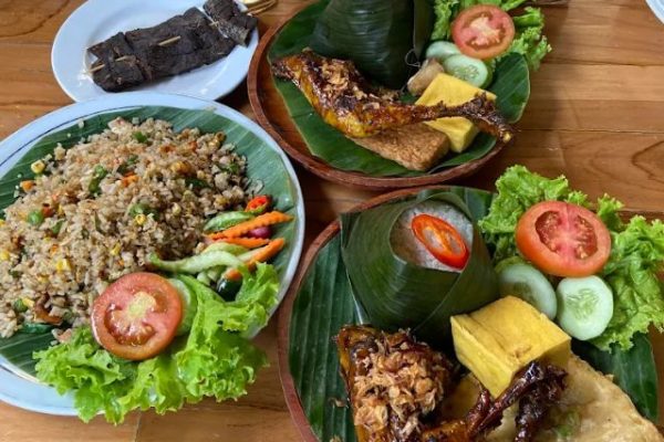 Review Rumah Makan Ponyo Bekasi, Resto Sunda Legendaris di Bekasi Sejak 1972 yang Cocok untuk Keluarga