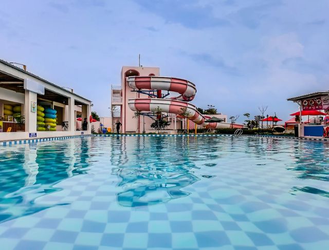 Water World Lampung Viral 2026, Review Waterboom Lampung dengan Rainbow Slide dan Wave Pool Instagramable