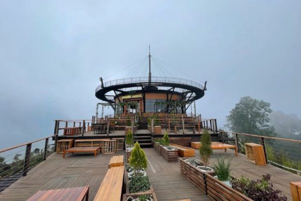 Cafe Bromo Hillside 360 Derajat, Tempat Nongkrong Viral di Bromo dengan View Bukit Teletubbies dan Gunung Semeru