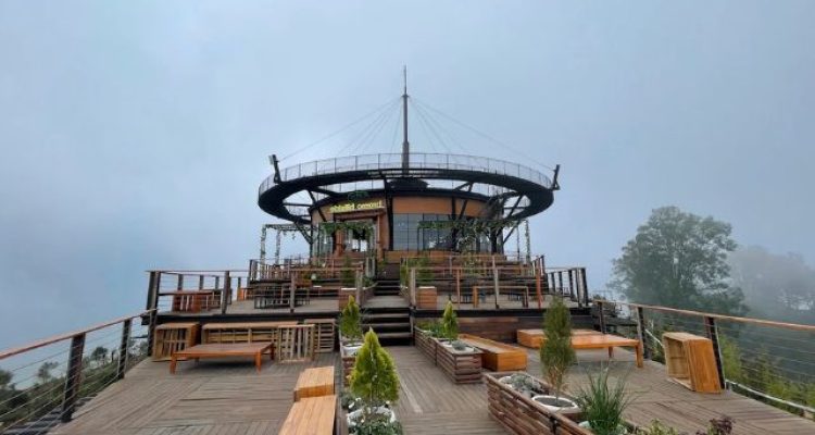 Cafe Bromo Hillside 360 Derajat, Tempat Nongkrong Viral di Bromo dengan View Bukit Teletubbies dan Gunung Semeru