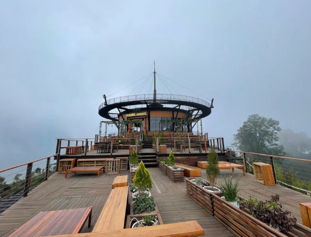 Cafe Bromo Hillside 360 Derajat, Tempat Nongkrong Viral di Bromo dengan View Bukit Teletubbies dan Gunung Semeru