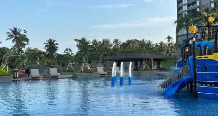 Review Movenpick Carita Terbaru, Hotel Bintang Lima Viral dengan Kolam Renang Anak dan View Laut