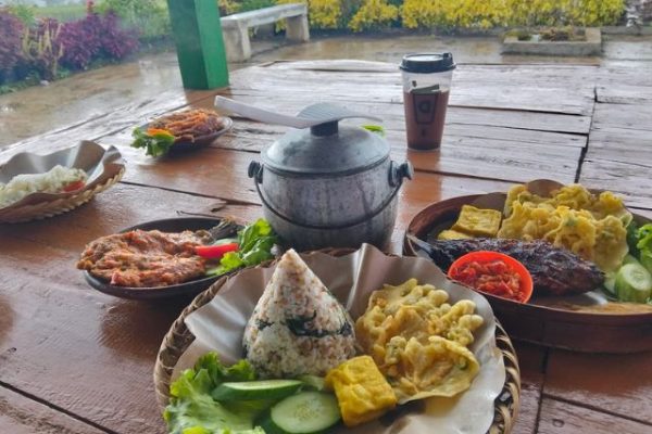 Saung Bambu Parahyangan, Rekomendasi Resto Sunda di Sumedang dengan View Gunung dan Nuansa Kampung Halaman