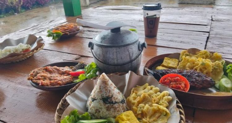 Saung Bambu Parahyangan, Rekomendasi Resto Sunda di Sumedang dengan View Gunung dan Nuansa Kampung Halaman