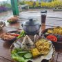 Saung Bambu Parahyangan, Rekomendasi Resto Sunda di Sumedang dengan View Gunung dan Nuansa Kampung Halaman