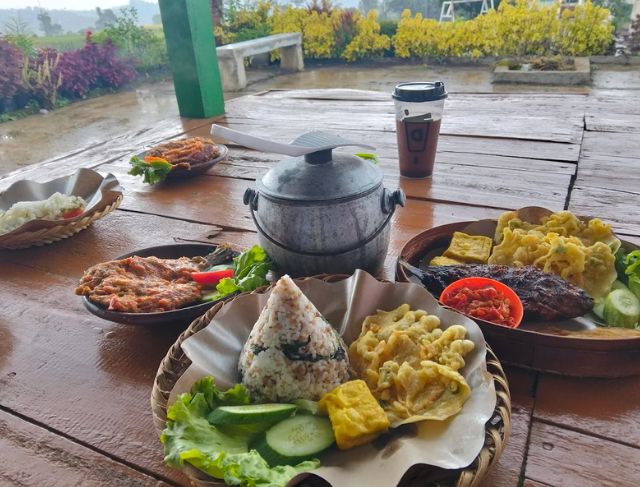 Saung Bambu Parahyangan, Rekomendasi Resto Sunda di Sumedang dengan View Gunung dan Nuansa Kampung Halaman