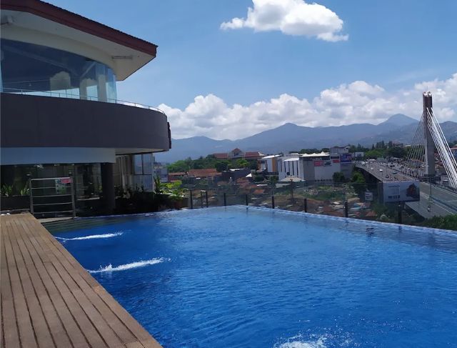 Grandia Hotel Bandung, Hotel Dekat Cihampelas Bandung dengan Infinity Pool View Pasupati, Menginap Nyaman Mulai Rp500 Ribuan