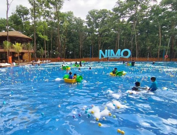 Nimo Spring Water Nimo Water Forest Purwakarta, Wisata Kolam Renang Pasir Putih di Tengah ...
