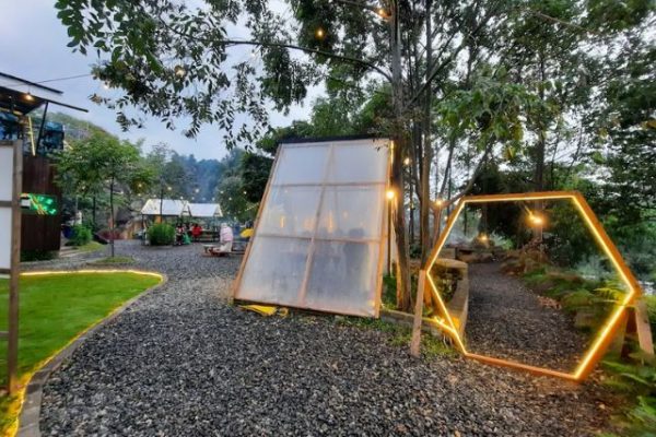 Ruang Lapang dan Kala Cemara Bandung, Surga Healing dengan Danau, Api Unggun, dan Spot Foto Instagramable