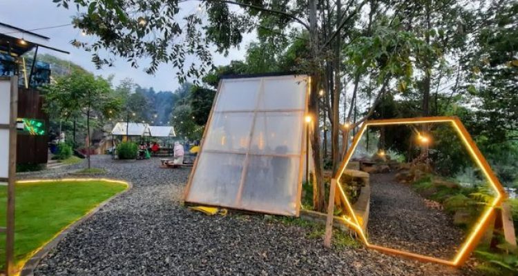 Ruang Lapang dan Kala Cemara Bandung, Surga Healing dengan Danau, Api Unggun, dan Spot Foto Instagramable