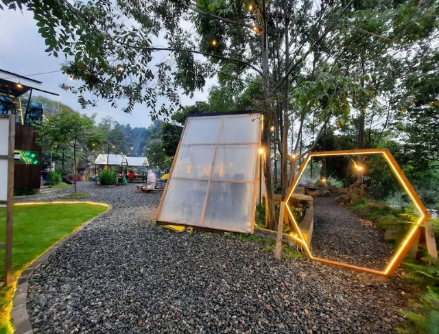 Ruang Lapang dan Kala Cemara Bandung, Surga Healing dengan Danau, Api Unggun, dan Spot Foto Instagramable