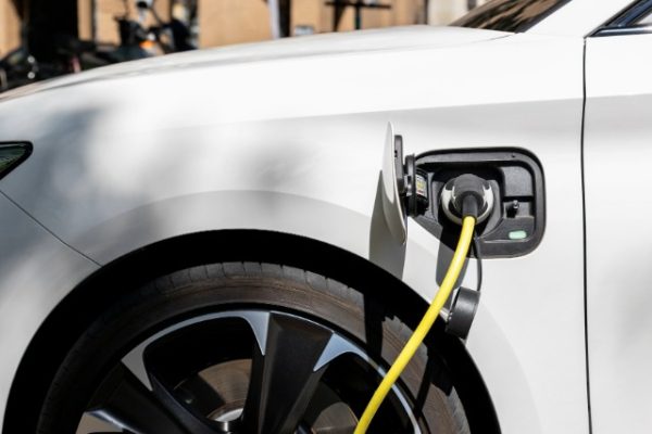 Apakah Fast Charging Merusak Baterai Mobil Listrik?