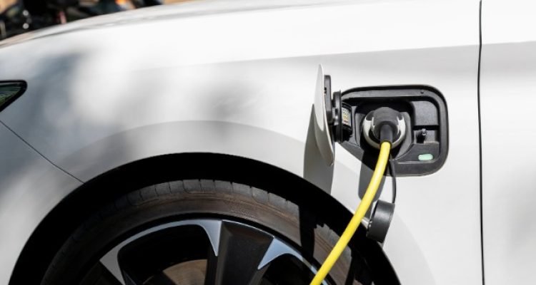 Apakah Fast Charging Merusak Baterai Mobil Listrik?