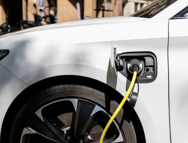 Apakah Fast Charging Merusak Baterai Mobil Listrik?
