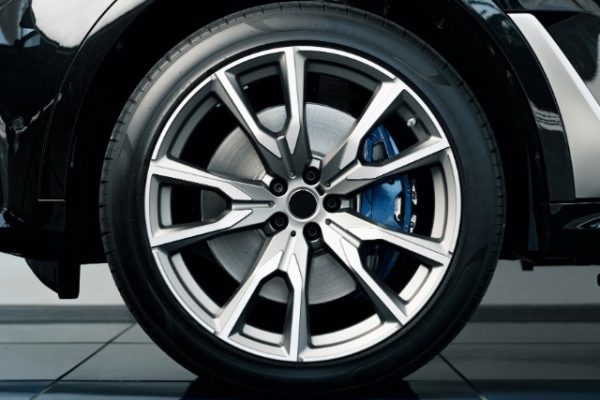 Kelebihan Penggerak Roda Depan vs Penggerak Roda Belakang untuk Mobil?