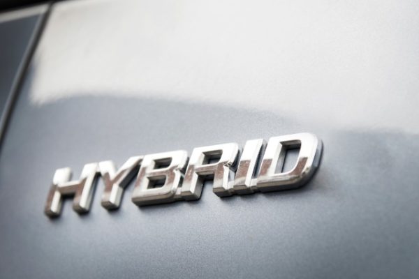 Perbedaan Mobil EV vs Hybrid