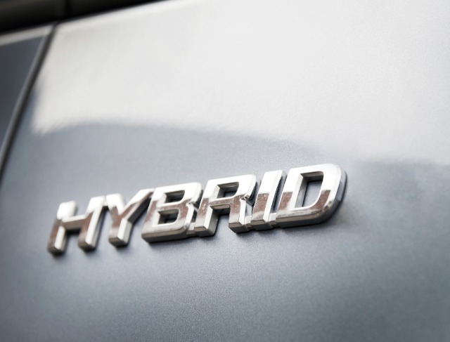 Perbedaan Mobil EV vs Hybrid