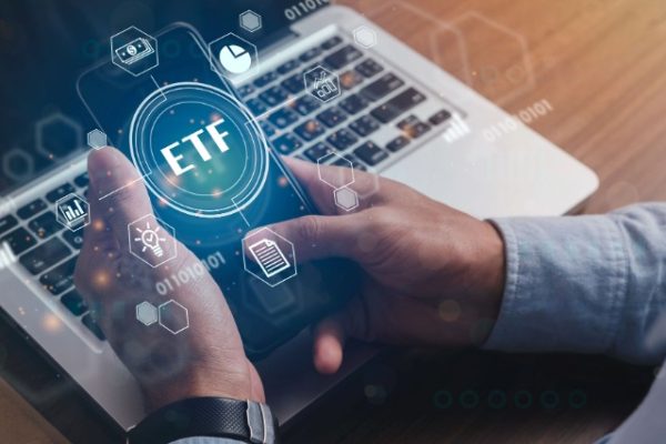 Perbandingan ETF SPMO dengan QQQ