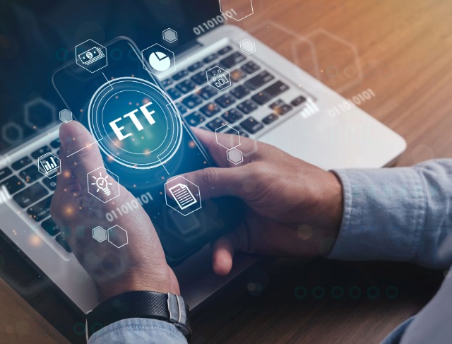 Perbandingan ETF SPMO dengan QQQ